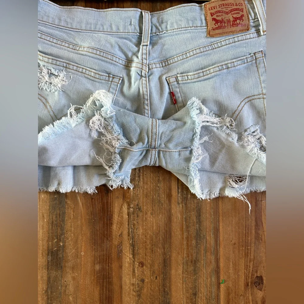 Levi’s Wedgie Jean Shorts